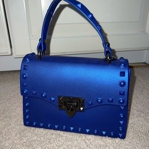 A small cute purse that can match with anything 😘